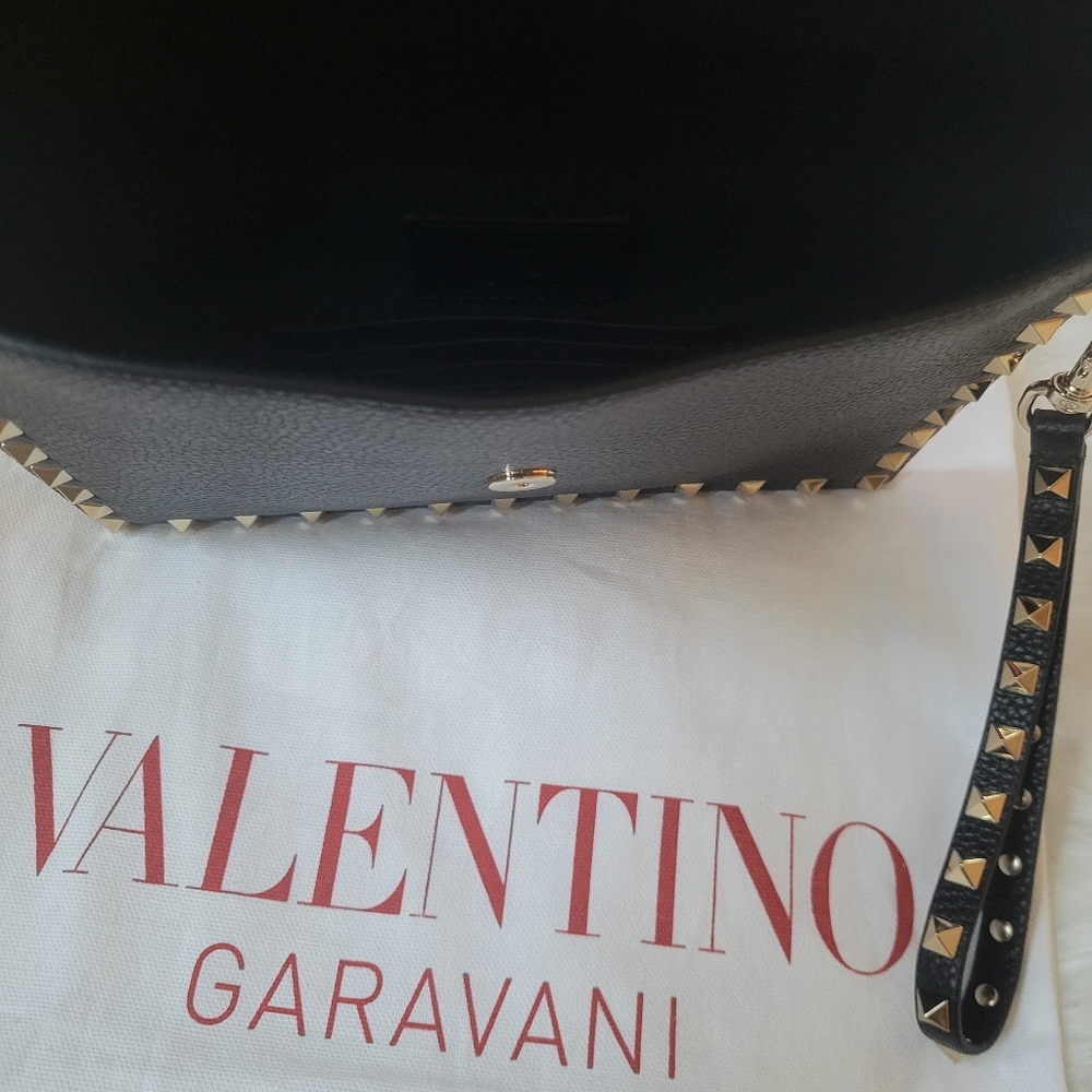 VALENTINO GARAVANI Pebbled Calfskin Medium Rockstud Envelope Wristlet Black - Picture 6 of 9